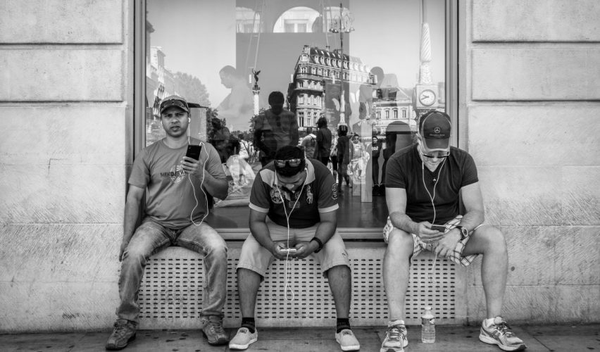 Un grup de persones pendents dels seus dispositius mòbils (Creative Commons)