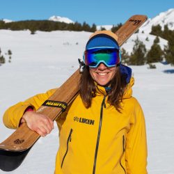 Esquís moderns de fusta que tornen a l'origen de l'esport